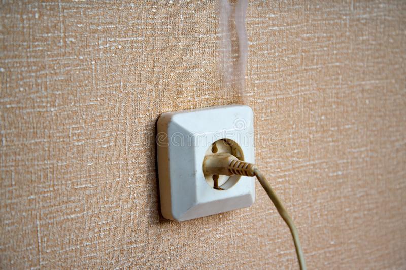 علت داغ شدن سیم برق